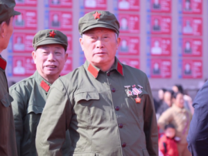 功勋墙下功臣宴，荣誉墙边乐拥军